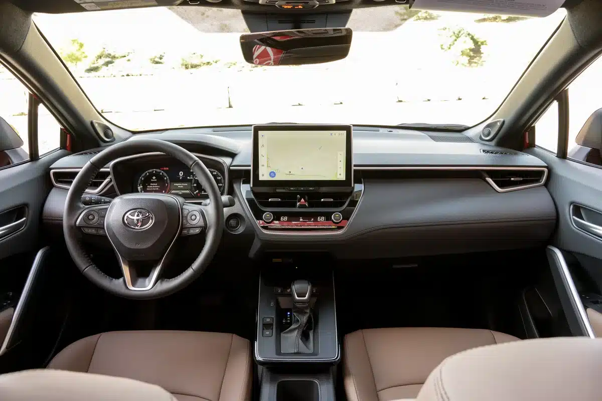 Toyota Corolla Cross dashboard telefoonhouder montage