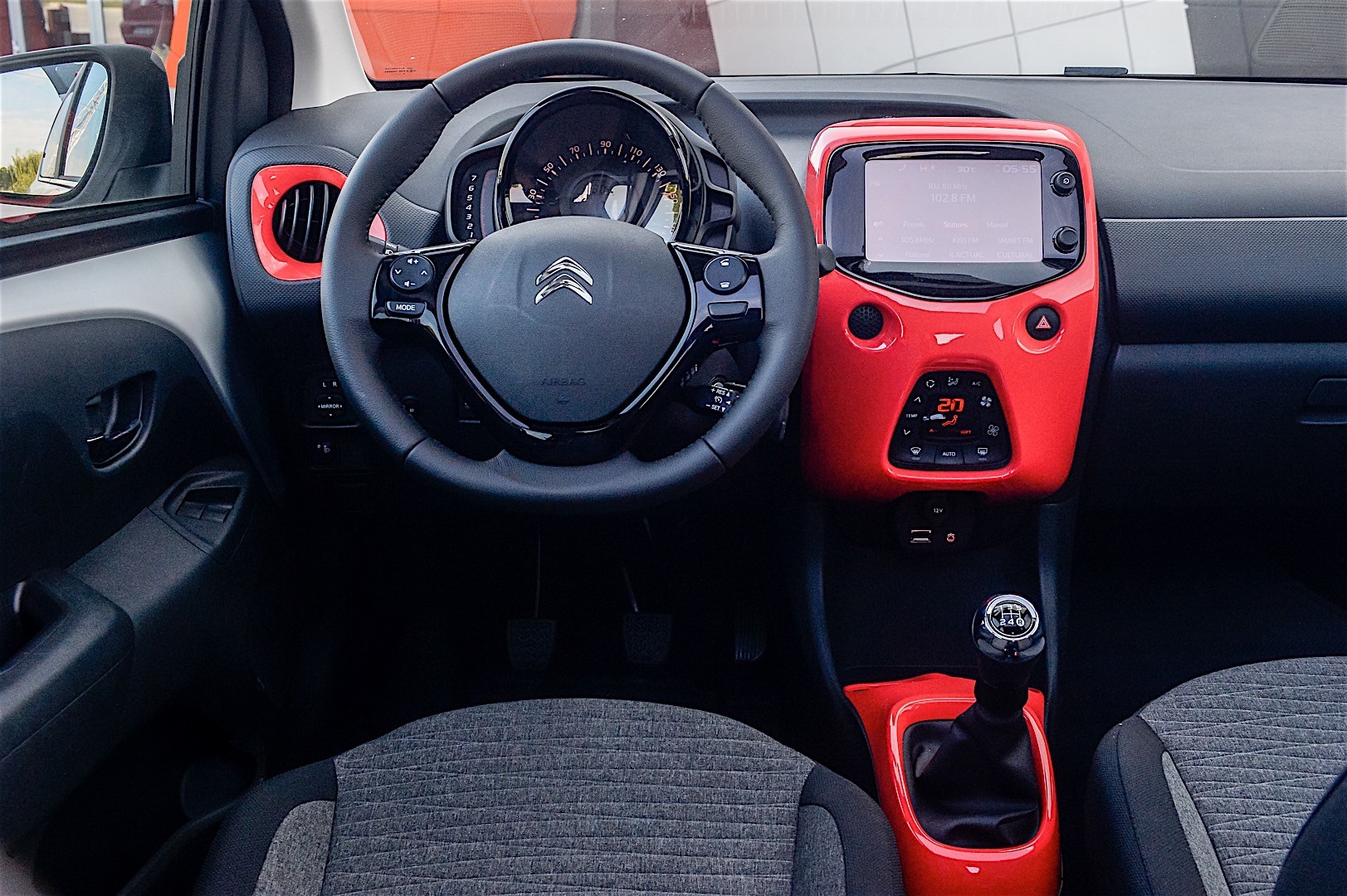 Citroën C1 dashboard telefoonhouder montage