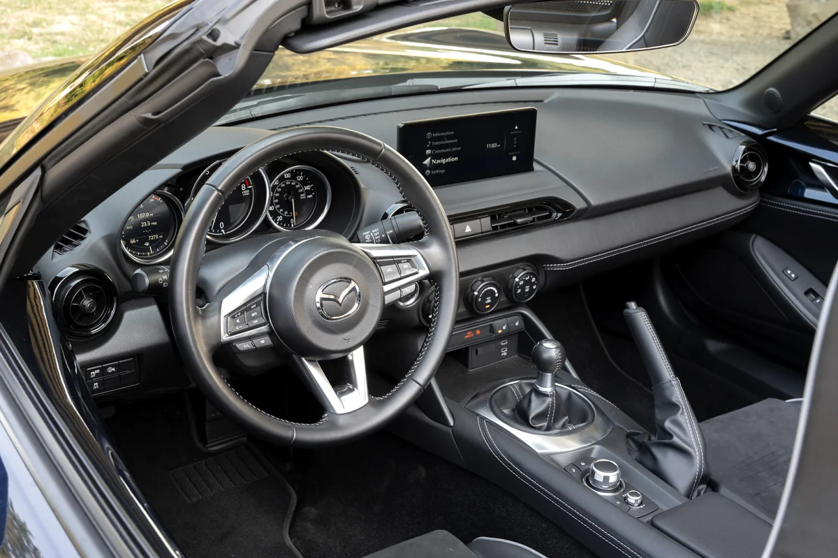 Mazda MX-5 dashboard telefoonhouder montage
