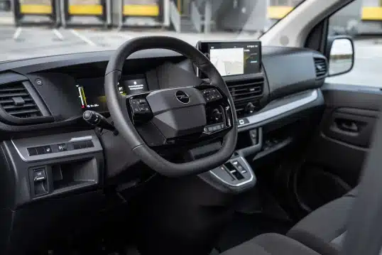 Opel Vivaro dashboard telefoonhouder montage