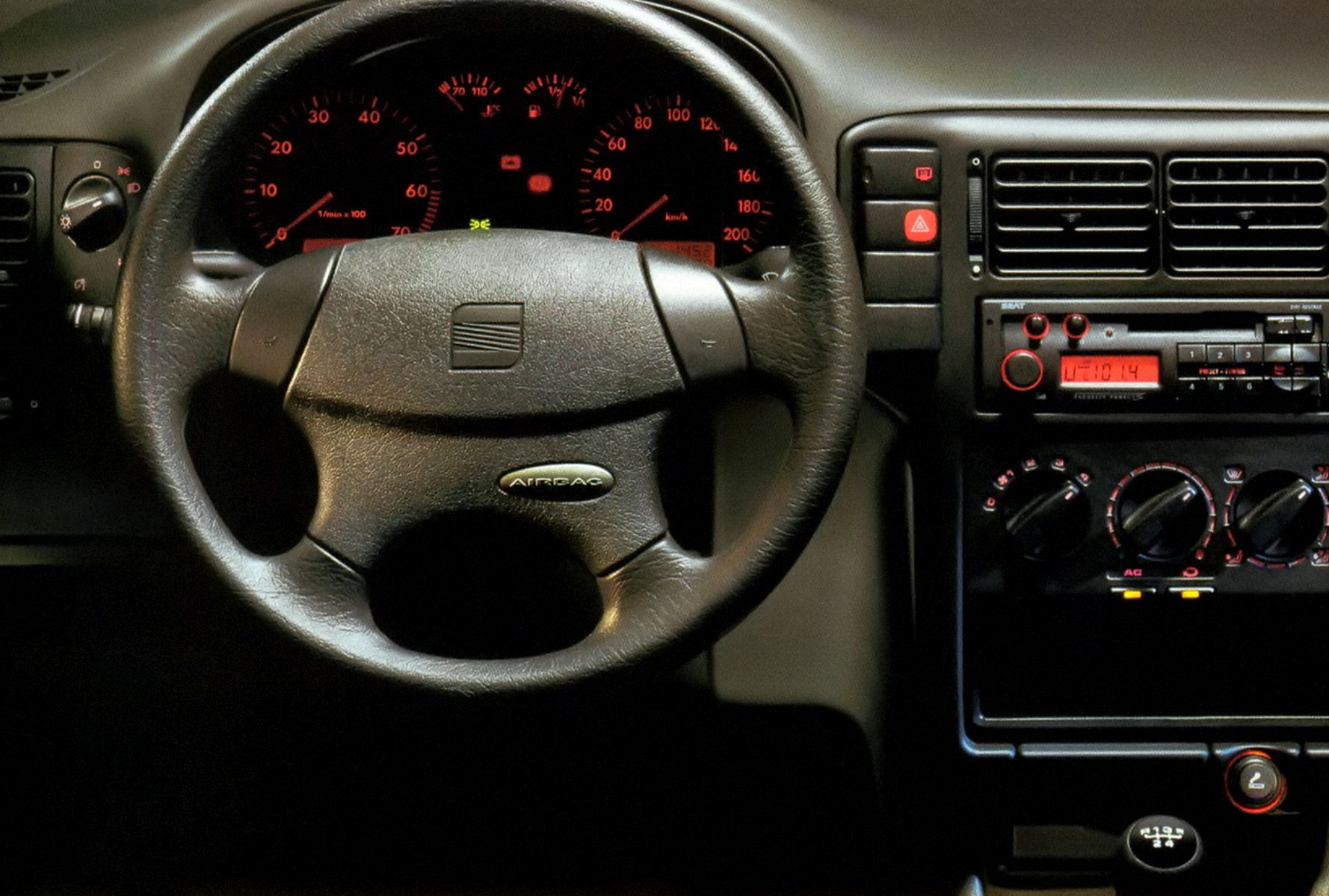 Seat Arosa dashboard telefoonhouder montage